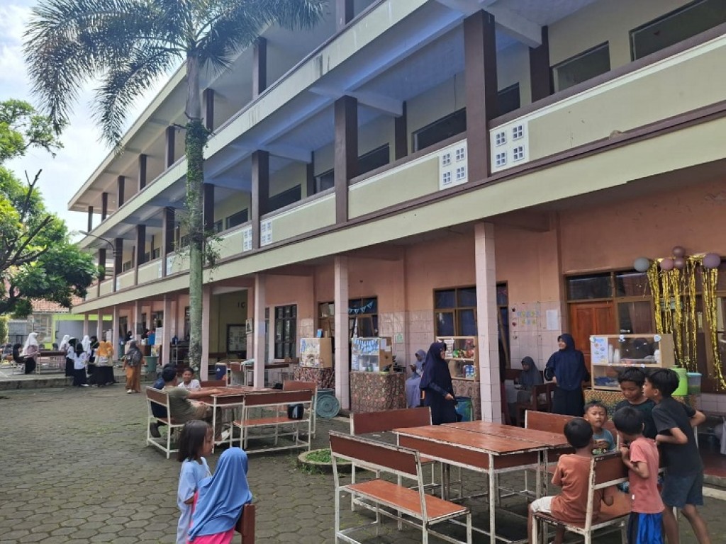 Jantung HIPA Mulai Berdetak: Hari Pertama Kafetaria Kujang Jadi Pusat Keramaian