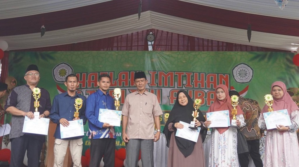 Akhir Tahun Ajaran: Orang Tua Santri Pesantren Persis 109 Kujang Ambil Buku Laporan Hasil Belajar