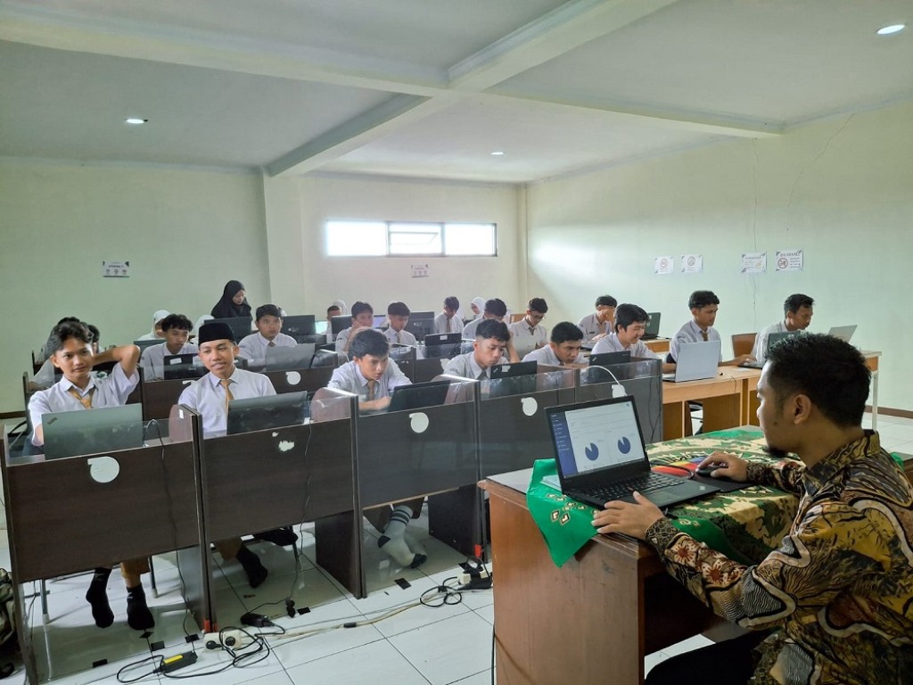 Persiapan Maksimal: Santri Kelas 12 Pesantren Persis 109 Kujang Ikuti Gladi Tes Kemampuan Akademik (TKA)