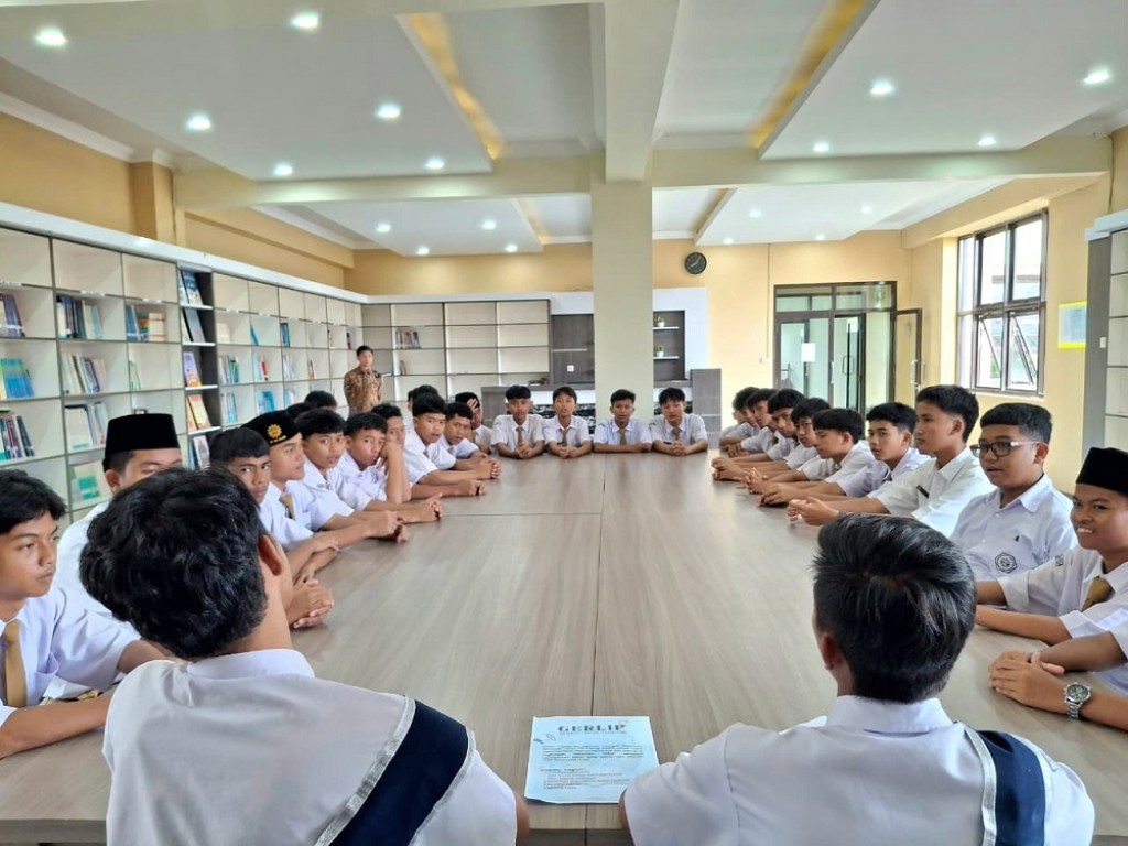 Menumbuhkan Cinta Baca: Visit Perpustakaan Kelas 10 Mu’allimin Bersama Duta Literasi Santri Pesantren Persis 109 Kujang
