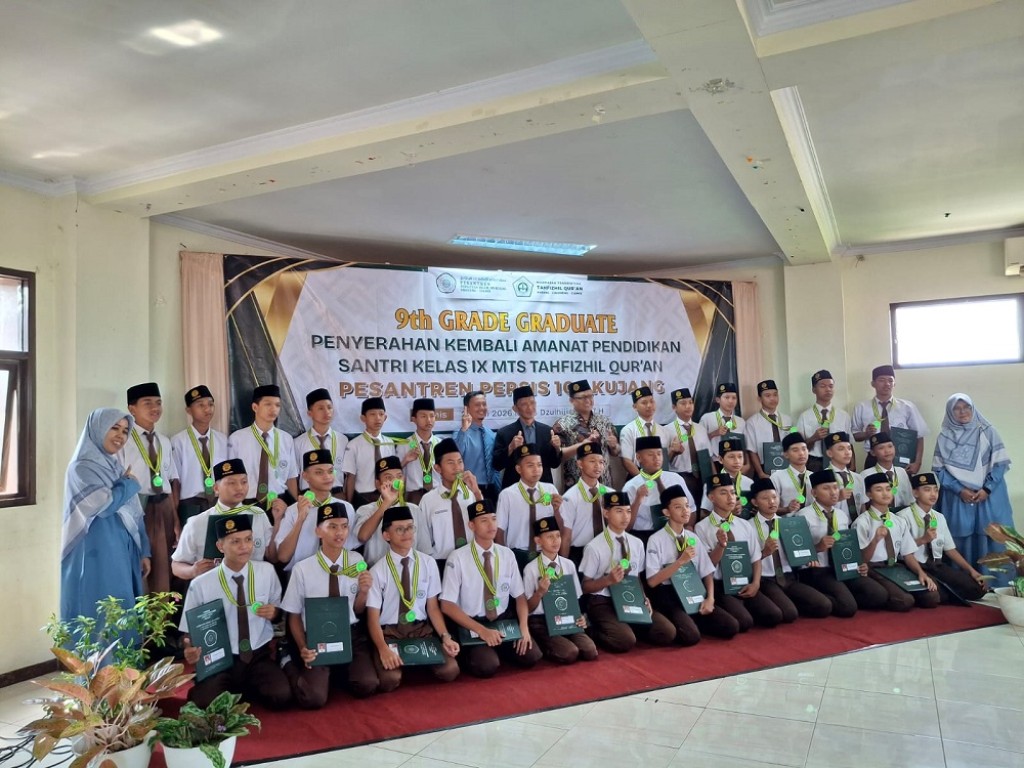 Suasana Haru Warnai Prosesi Penyerahan Kembali Santri Kelas IX MTs Tahfizhil Qur'an PPI 109 Kujang kepada Orang Tua 