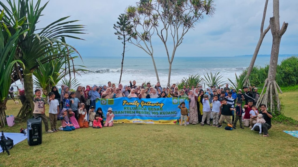 Menguatkan Kebersamaan, Keluarga Besar Pesantren Persis 109 Kujang Nikmati Momen Family Gathering
