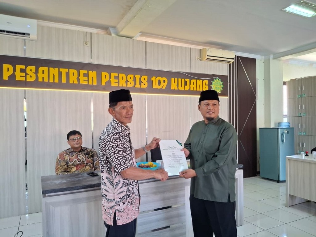 Menguatkan Sinergi Pesantren, Serah Terima Santri Pengabdian Persis 153 Al-Firdaus ke Persis 109 Kujang