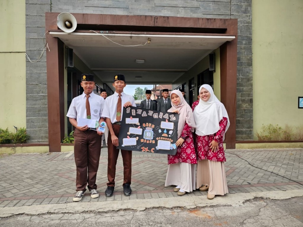 Dari Ide Menjadi Karya, Kelas 9C Raih Juara Lomba Mading Antarkelas MTs Tahfizhil Qur’an Persis 109 Kujang
