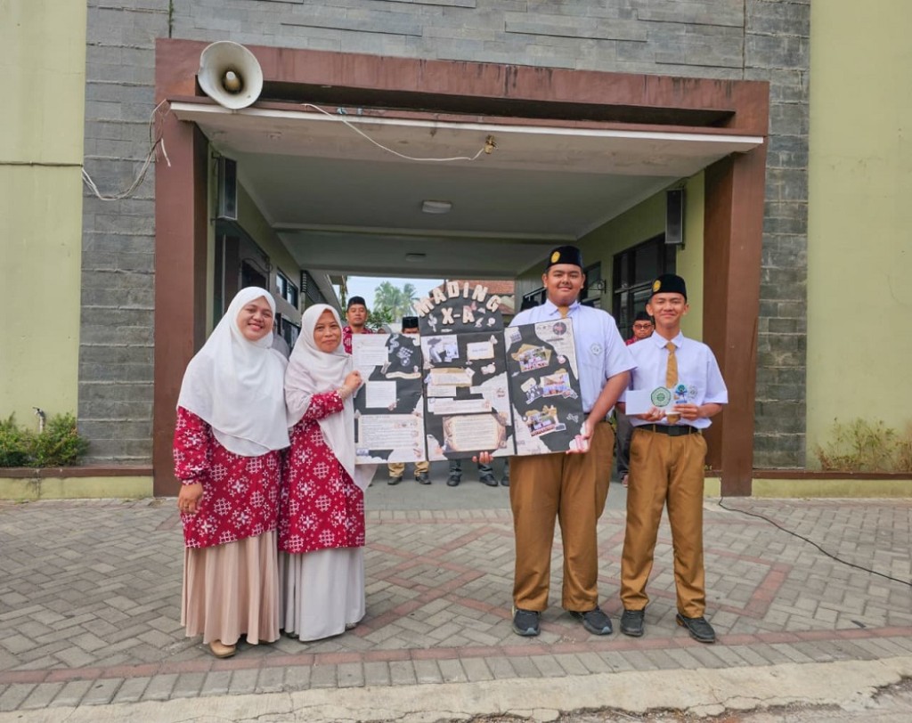 Kreatif, Literat, dan Inspiratif, Kelas X-A Sabet Juara Lomba Mading MAS Persis 109 Kujang